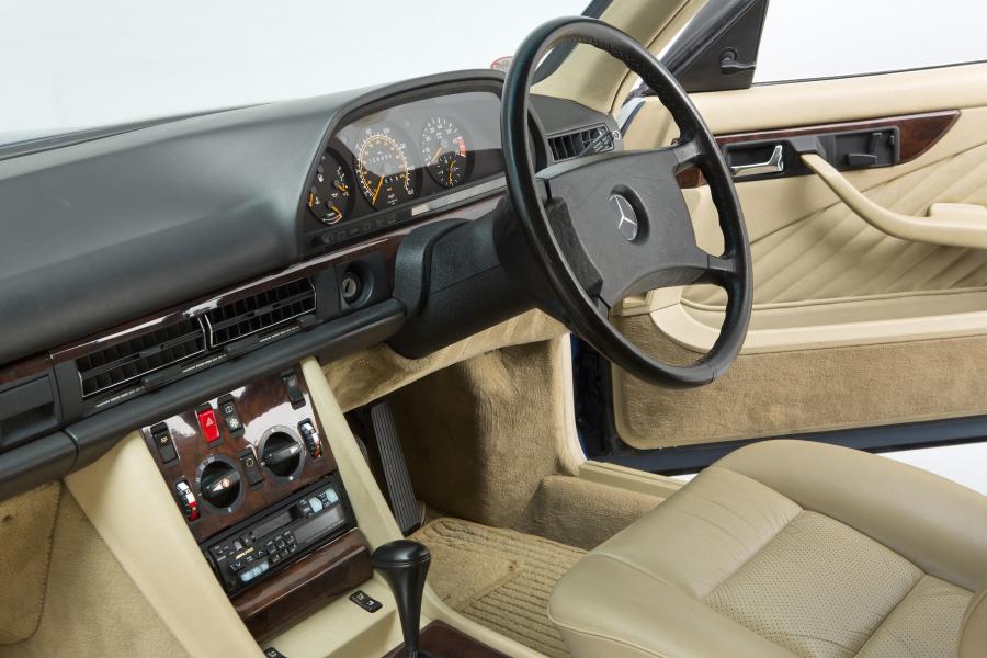 Интерьер Mercedes-Benz 380 SEC 1981 года  (UK) (фото 19 из 23)
